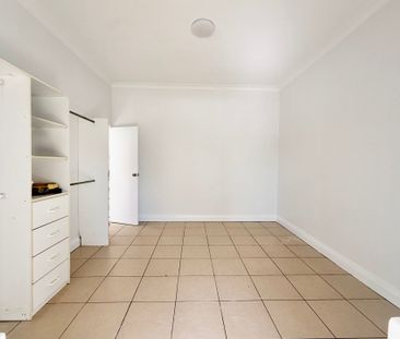 Neat 1 Bedroom Flat in Convenient Punchbowl Location - Photo 1