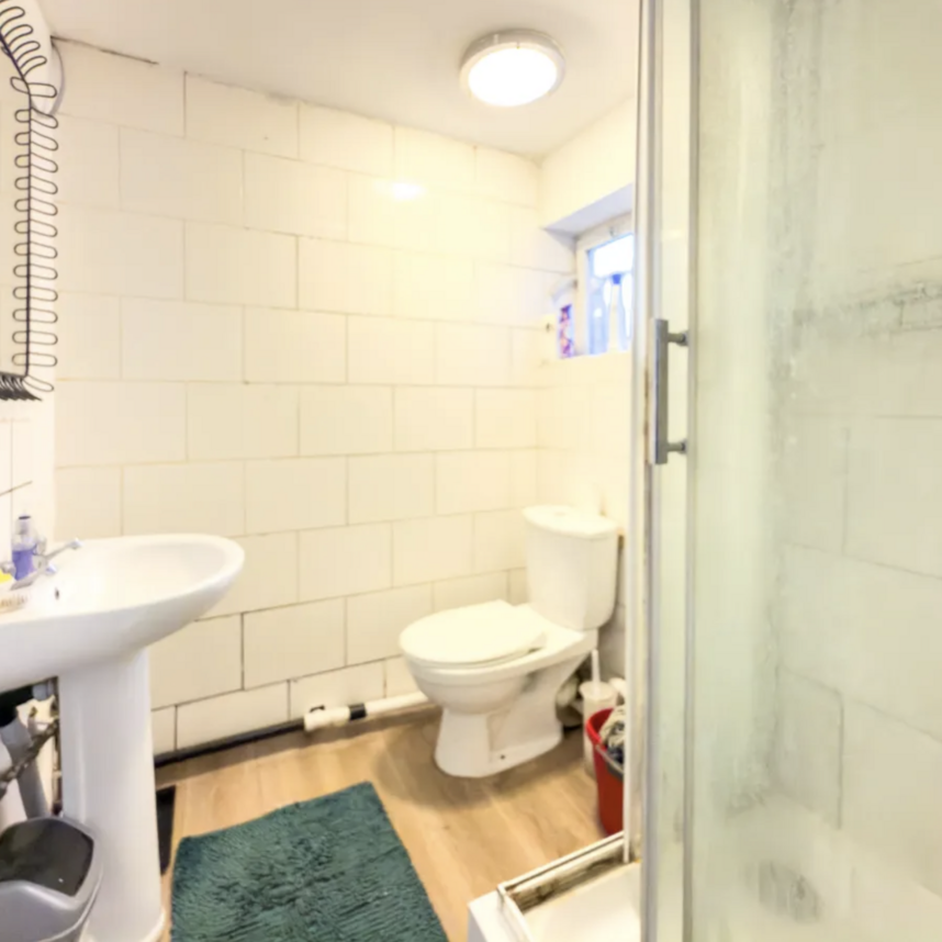 1 bedroom in a house share to rent - Photo 1