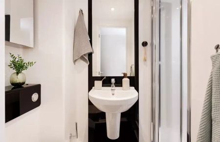Medium Standard Double Ensuite - Photo 5