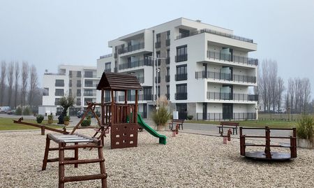Komfortný 2-i byt so zariadením, terasou + parkovaním v Riva parku, pri kúpalisku v DS - Photo 4