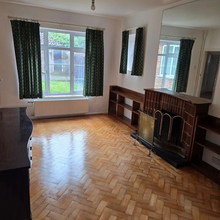 Four Bedroom House for Rent in Elstree Borehamwood - Photo 1