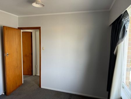 Tidy two-bedroom unit - Photo 3