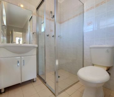 Large 4 Bedroom Townhouse - Photo 6