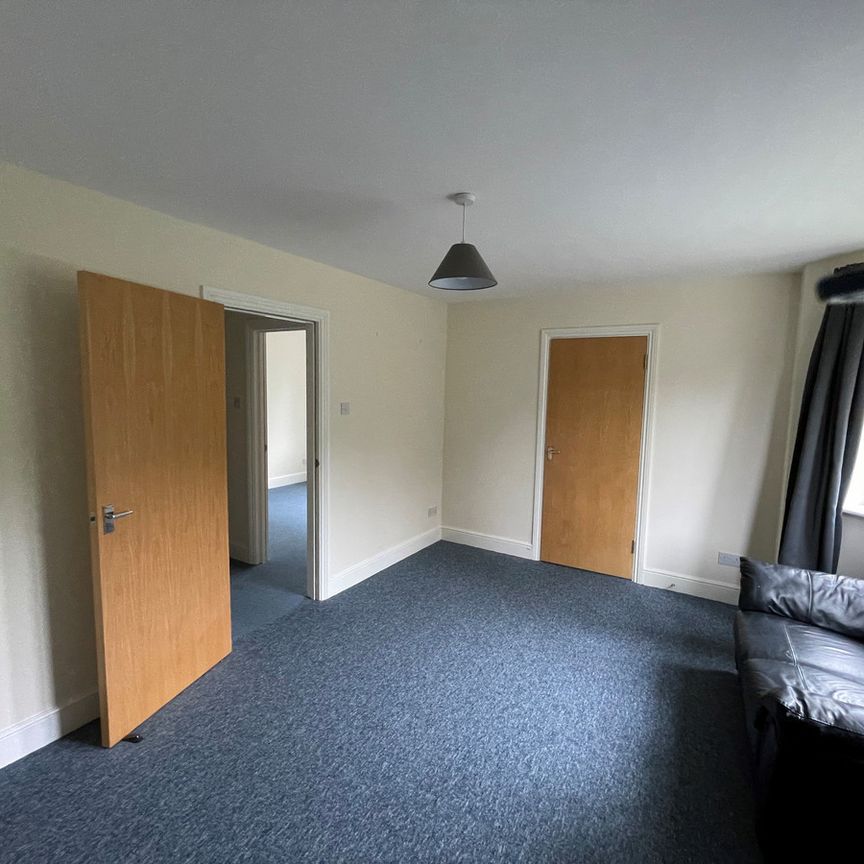 Green Lane, Horley, RH6 - Photo 1