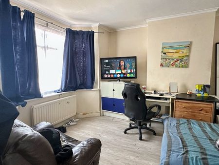 Room in a Shared House, Burgess Road, SO16 - Photo 4