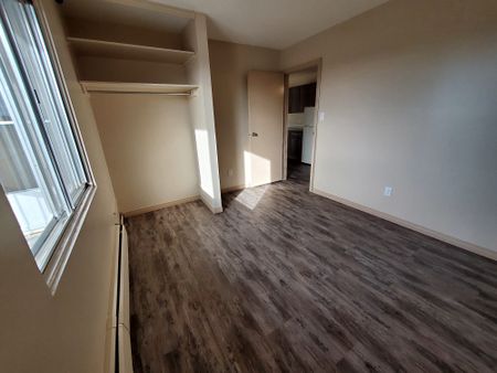 Large 1 Bedroom Units!!! - Photo 4