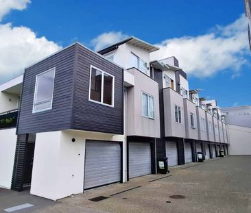 Stylish 3-Level Townhouse with Stunning Views in a Prime Grey Lynn ... - Photo 2