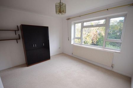 3 bedroom flat to rent - Photo 4