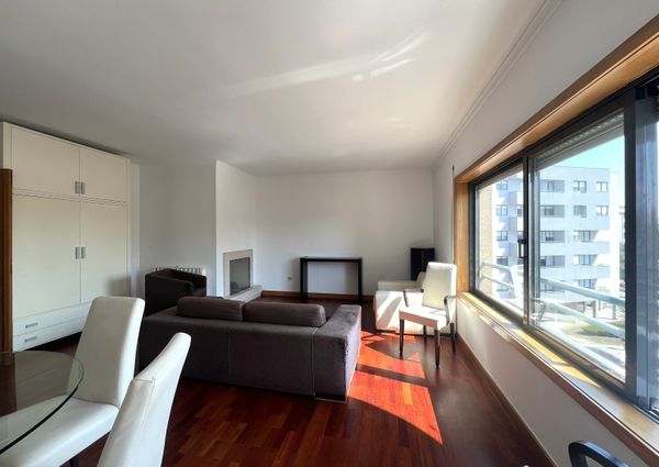 Fantástico Apartamento T2 Mobilado com Garagem e Arrumos