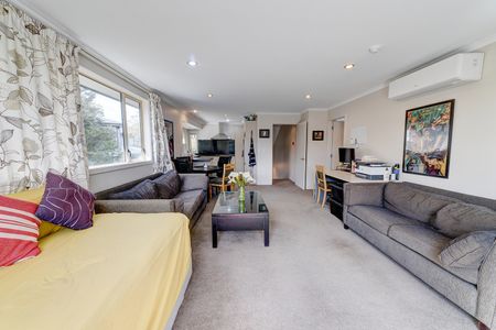 Spacious 2-Bedroom Apartment - Photo 2