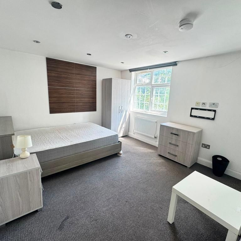 Uxbridge Road, Shepherds Bush, London, W12 9DT - Photo 2