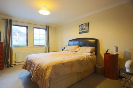 3 bedroom flat to rent - Photo 4