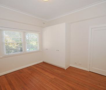 Renovated Ground Floor Apartment with back garden - Photo 6