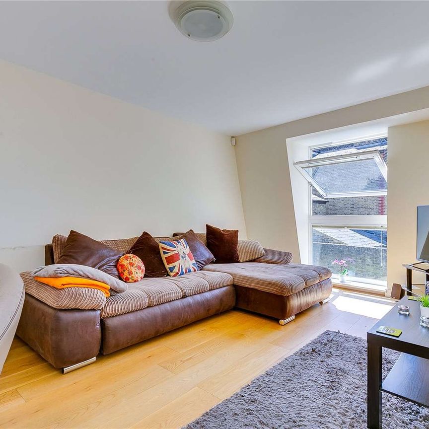 A bright and spacious two bedroom gated mews apartment close to Brixton Rail and Underground station. - Photo 1