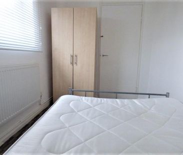 3 bedroom flat to rent - Photo 6