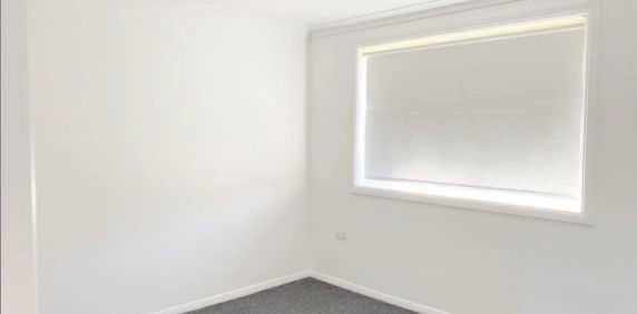 Family-Friendly 3-Bedroom Townhouse - Photo 2