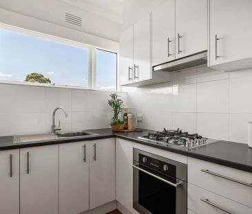 Spacious Sunny Living! - Photo 3