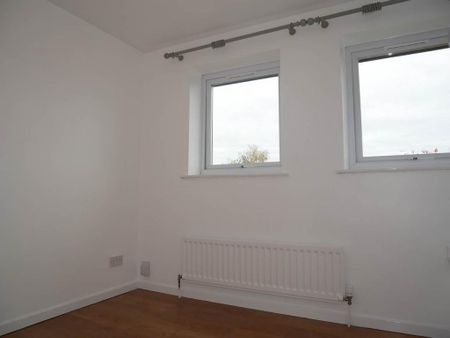 2 bedroom end of terrace house to rent - Photo 2