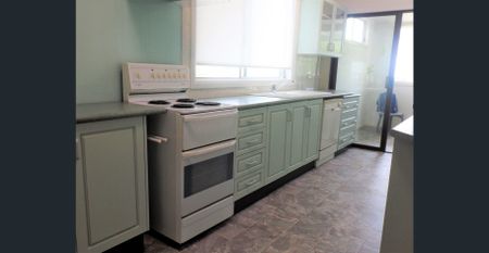 Large Three Bedroom Home Close to Springwood Village - Photo 4