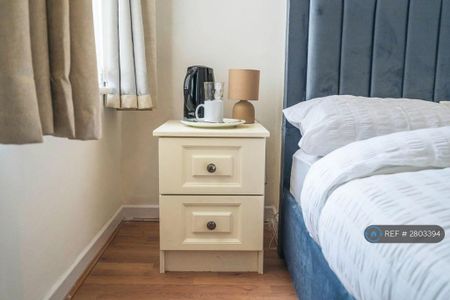 1 bedroom in a house share to rent - Photo 5