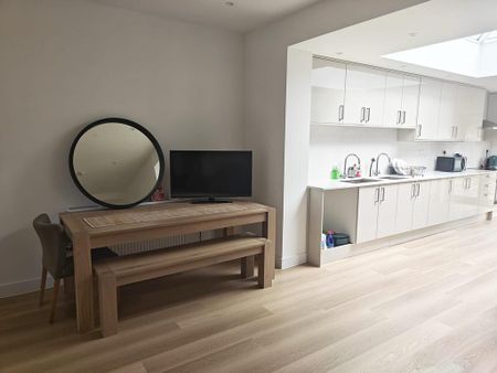 1 bedroom in a house share to rent - Photo 2