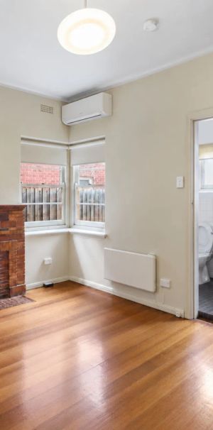 Character Art Deco Studio overlooking Fawkner Park. - Photo 1