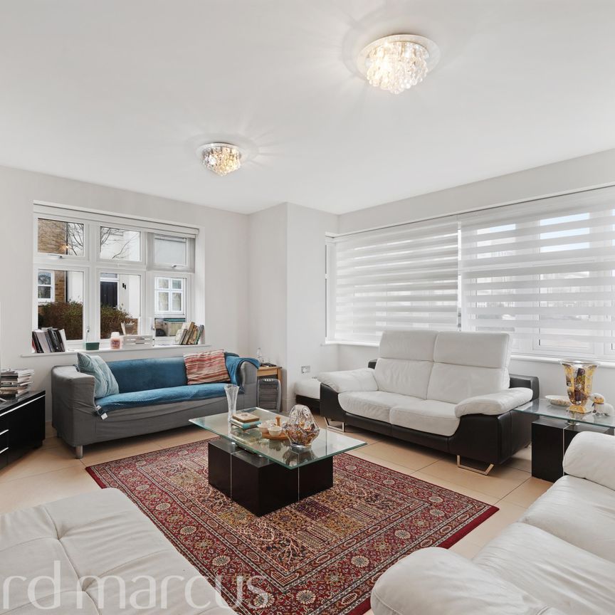 Emerald Square, London - Photo 1