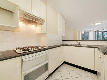 SPACIOUS TWO BEDROOM APARTMENT IN THE HEART OF MAROUBRA! - Photo 2
