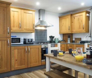 4 bedroom semi-detached house to rent - Photo 6