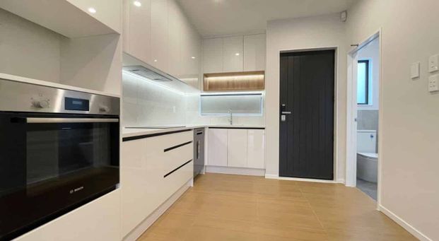 Te Atatu Peninsula, 2 bedrooms with 1 Study - Photo 1