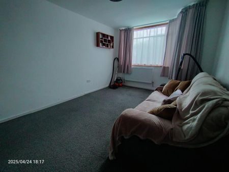 3 bedroom semi-detached house to rent - Photo 3