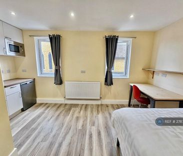 1 bedroom in a house share to rent - Photo 3