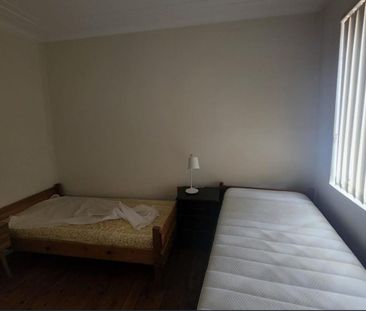 $690 Per Week-Furnished Upstairs Apartment-1/15 Hudson Parade, Birr... - Photo 3