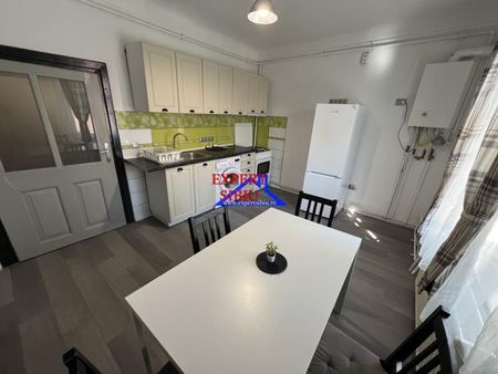 INCHIRIEZ apartament 2 camere la casa,renovat,zona Centrala - Photo 5