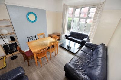6 bedroom House in Brudenell Mount, Leeds - Photo 1