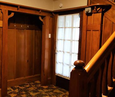 Upstairs apartment in the city with a carpark - Photo 5