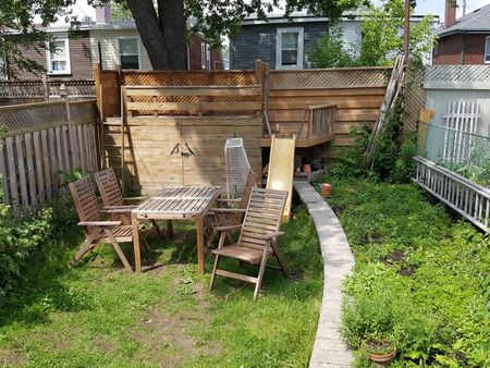 Three bedroom detached home for rent East York - Photo 3