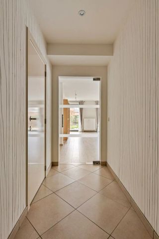 Ideaal gelegen gelijkvloers appartement met 3 slaapkamers in verkeersvrije straat - EPC 133 kWh/m² - bewoonbare opp. 127 m² - Foto 2