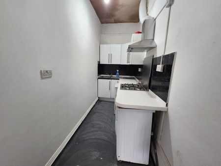1 bedroom in a flat share to rent - Photo 4