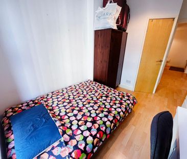2 bedroom Flat To Let - Photo 6