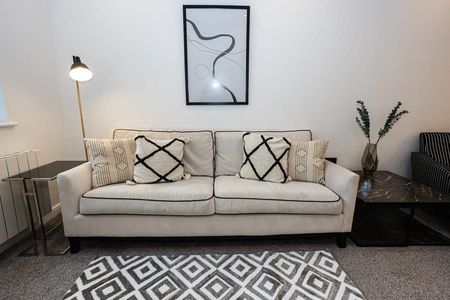 Churchgate - Photo 2