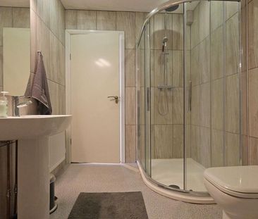 1 bedroom in a flat share to rent - Photo 4