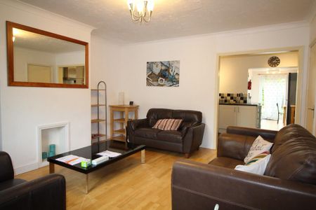 4 bedroom semi-detached house to rent - Photo 2