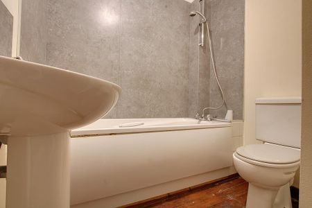 3 bedroom end of terrace house to rent - Photo 2