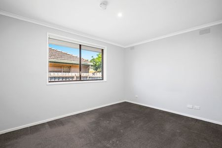 Spacious 2 Bedroom Home with Fabulous Outdoor Area! - Photo 4