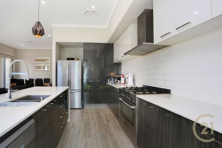 Spacious Modern Home -Walk to Metro & Rouse Hill Town Centre !! - Photo 4