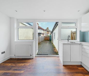 4 bedroom end of terrace house to rent - Photo 5