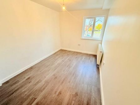 2 bedroom Flat To Let - Photo 2