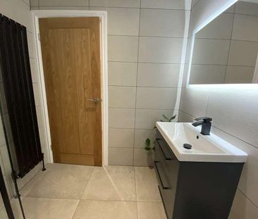 Stylish Bedroom Apartment, LN1 - Photo 5