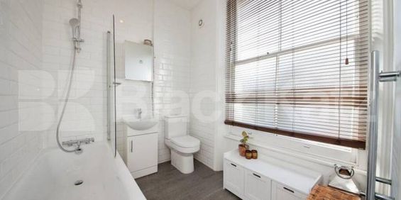 Fantastic spacious studio with high ceilings and ample storage space in Euston. - Photo 3